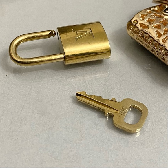 LOUIS VUITTON LOCK AND KEY ON GOLD TONE KEYCHAIN #301 - Picture 7 of 7
